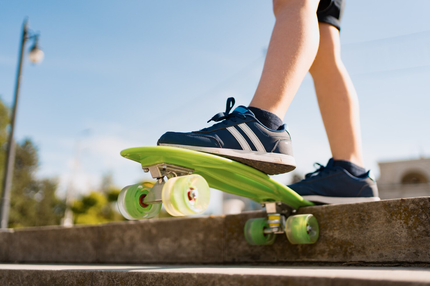 cerrar-piernas-zapatillas-azules-montando-patineta-verde-movimiento-estilo-vida-urbano-activo-juventud-formacion-hobby-actividad-deporte-activo-al-aire-libre-ninos-nino-patineta_158595-6161.png