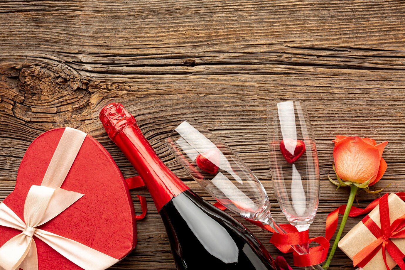 composicion-dia-san-valentin-caja-dulces-forma-corazon-espacio-copia_23-2148392122.jpg