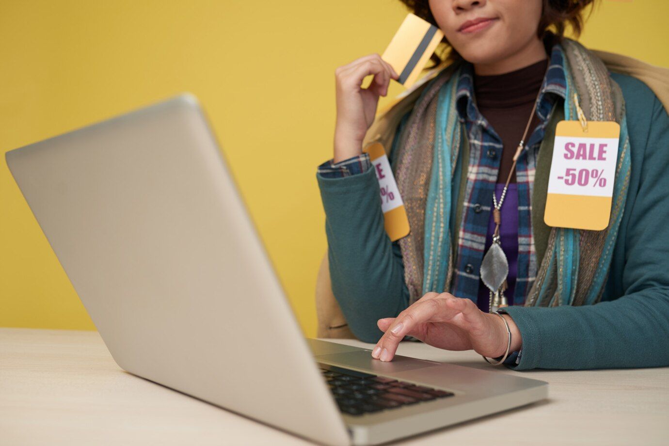 mujer-irreconocible-tarjeta-credito-usando-laptop-bufanda-etiquetas-descuento_1098-20592.jpg