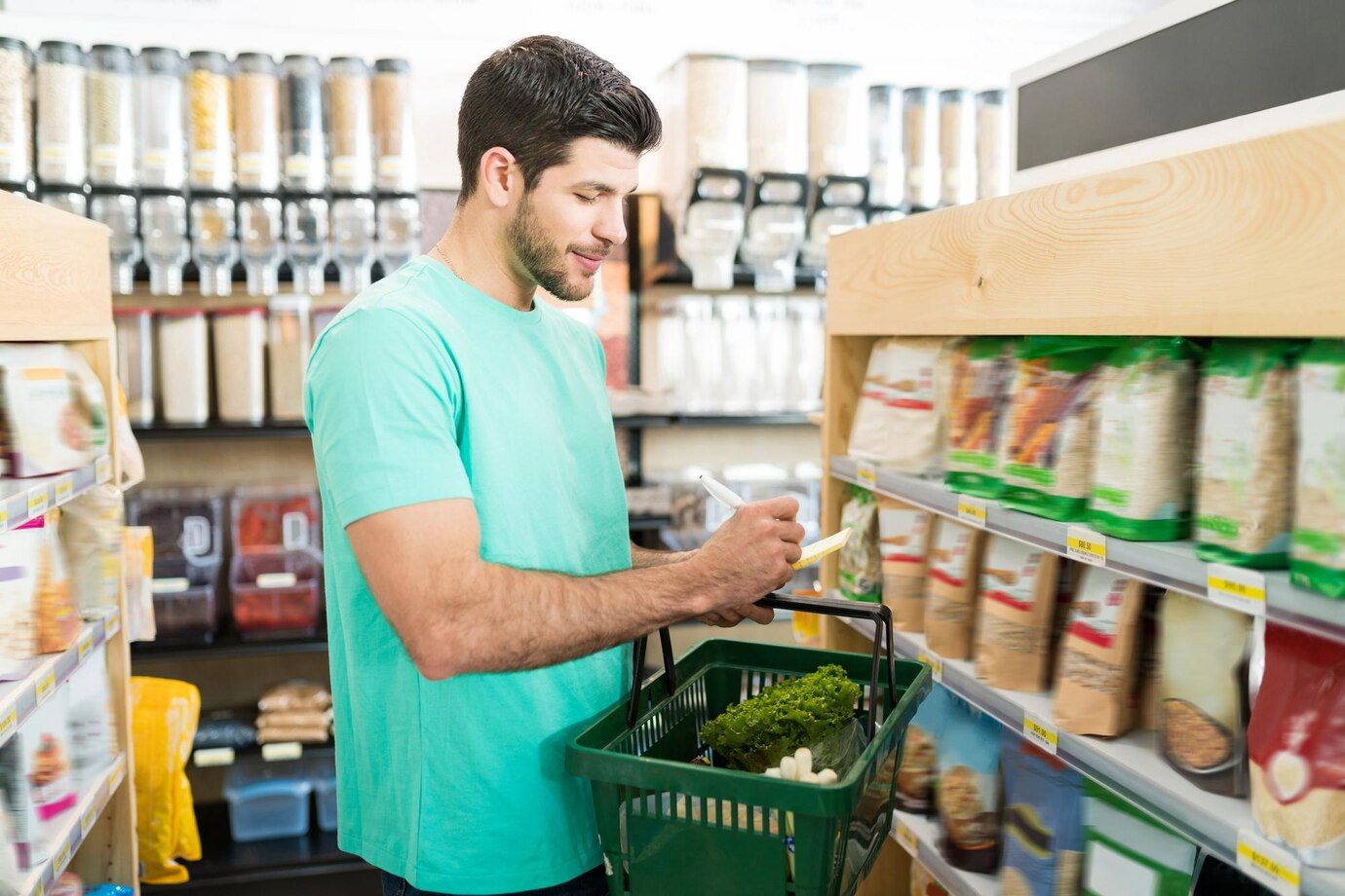 sonriente-joven-revisando-lista-compras-supermercado_662251-1392.jpg