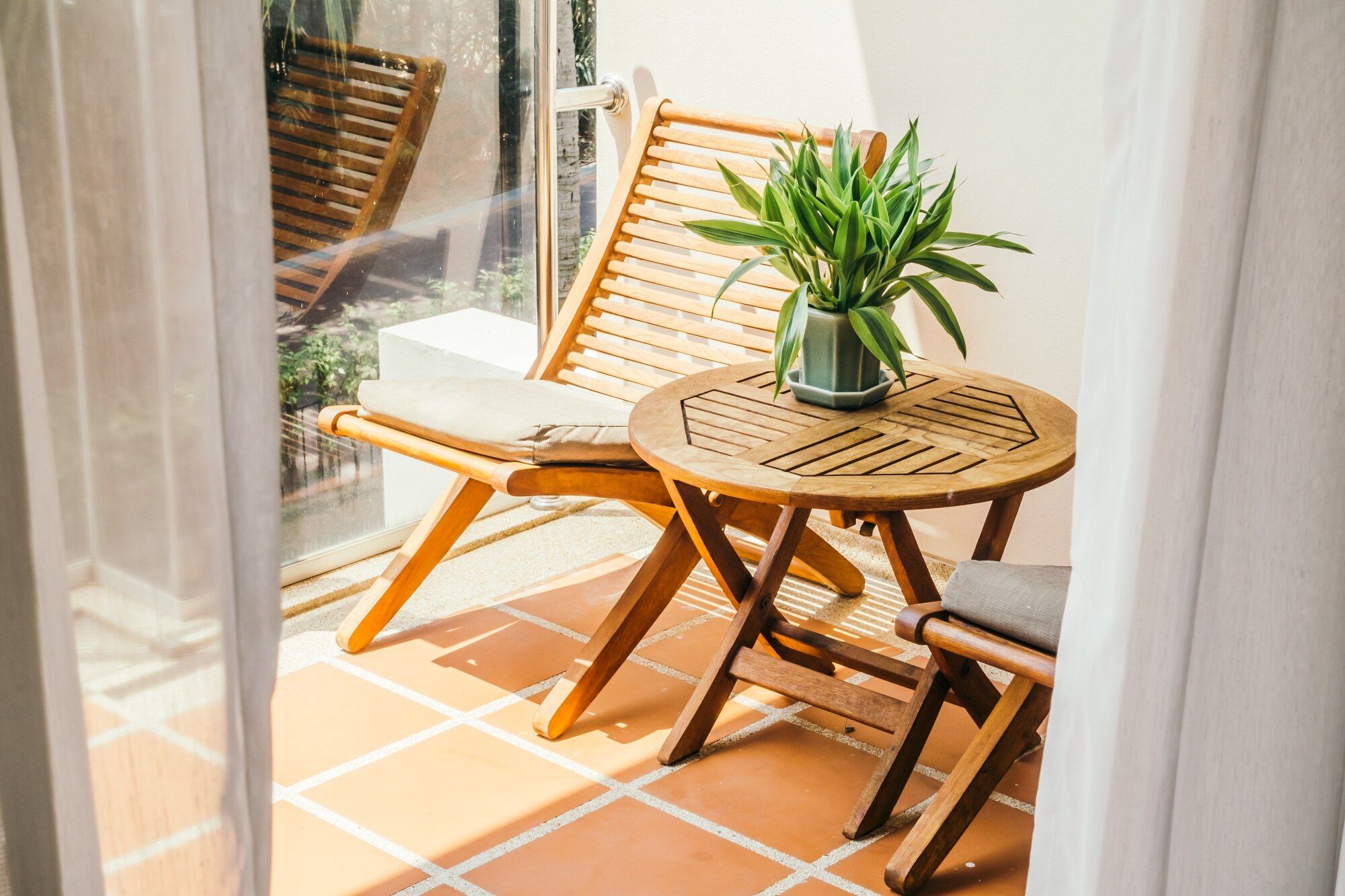vista-decoracion-sillas-terraza-casa_1203-4657.jpg