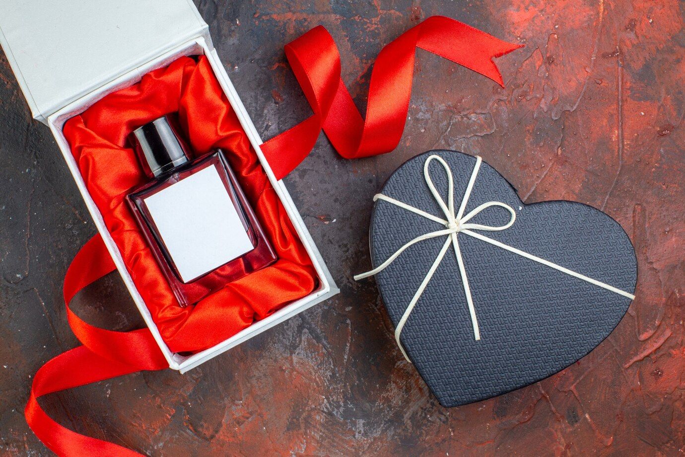 vista-superior-dia-san-valentin-presente-fragancia-superficie-oscura-regalo-perfume-amor-sentimiento-color-pareja-felicidad-mujer_140725-108989.jpg
