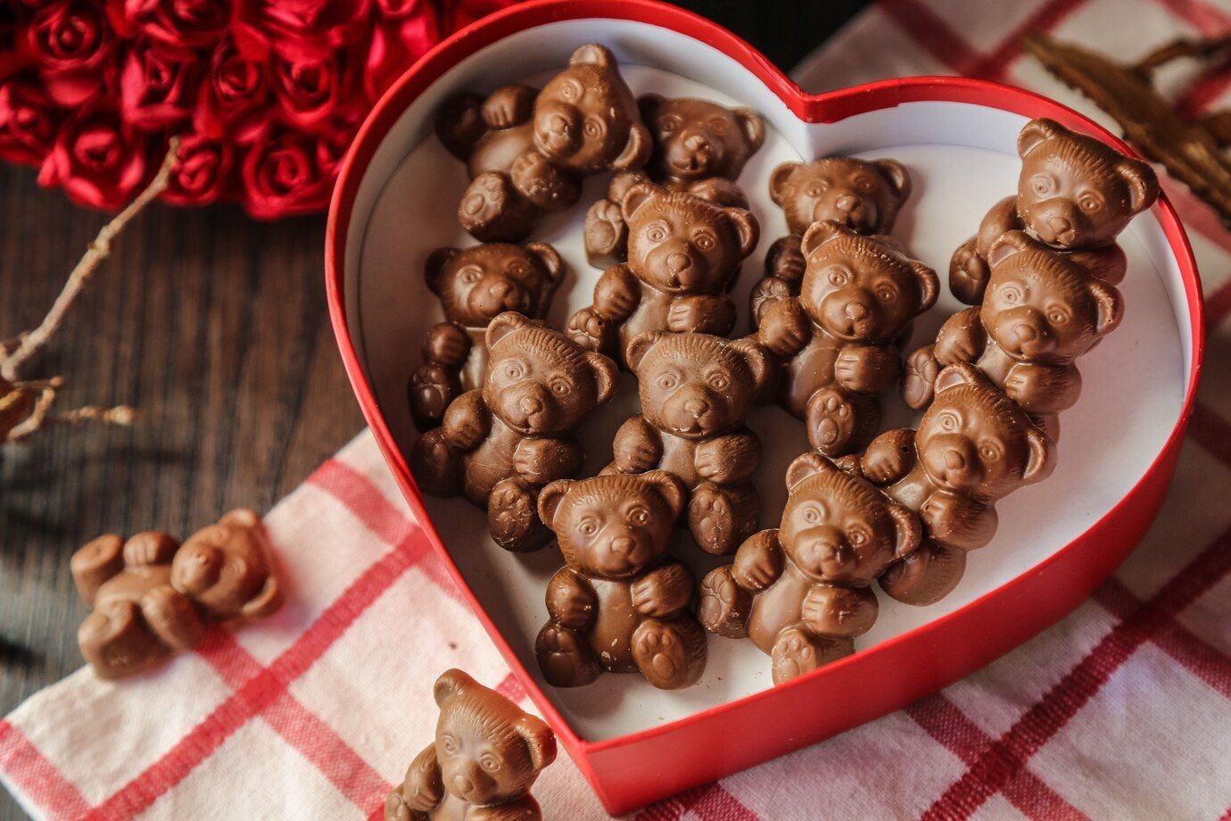 vista-superior-osos-chocolate-caja-roja-forma-corazon_141793-14303.jpg